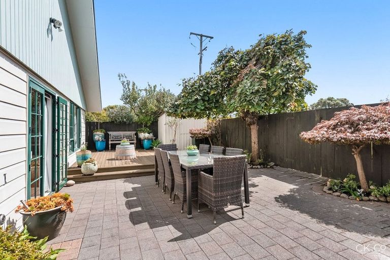 Photo of property in 2/118 Whites Line East, Waiwhetu, Lower Hutt, 5010