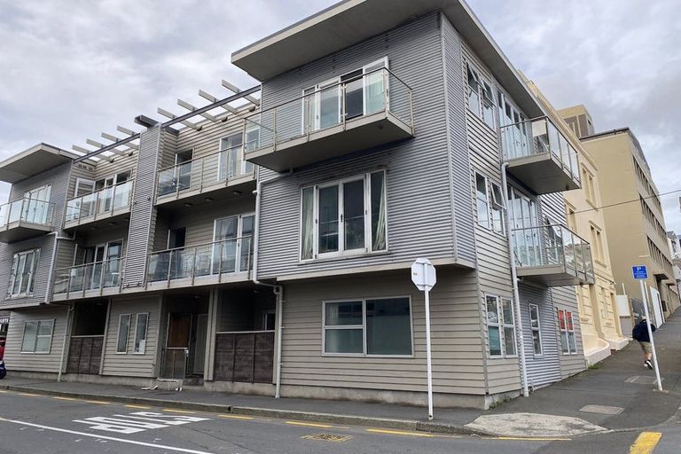 Photo of property in 2/41 Home Street, Mount Victoria, Wellington, 6011