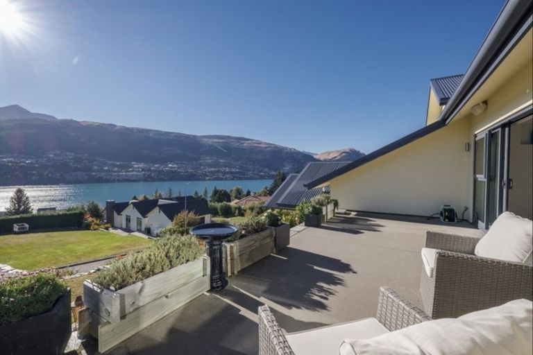 Photo of property in 5 Milward Place, Kelvin Heights, Queenstown, 9300