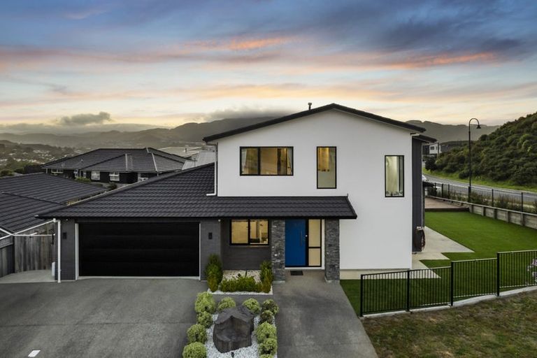 Photo of property in 2 Opaoa Way, Aotea, Porirua, 5024