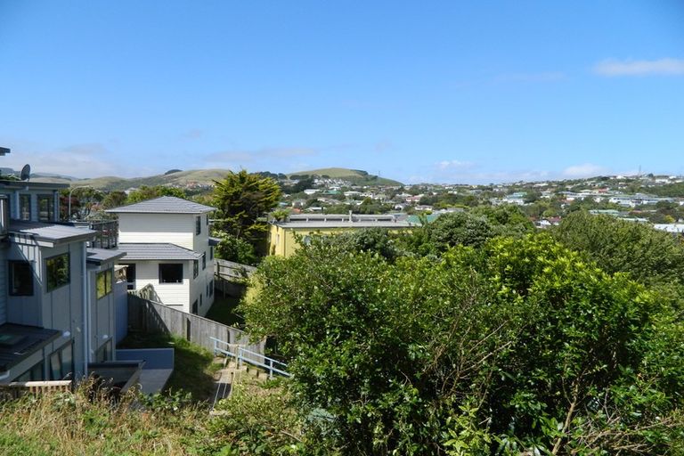 Photo of property in 33 Stewart Drive, Newlands, Wellington, 6037