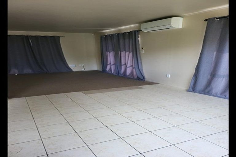 Photo of property in 30 Zefiro Drive, Massey, Auckland, 0614