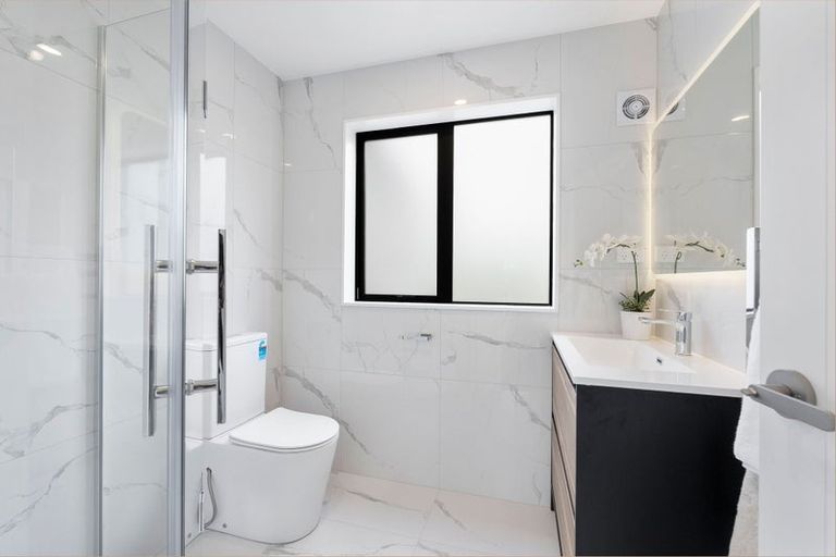 Photo of property in 16 Exmouth Road, Northcote, Auckland, 0627