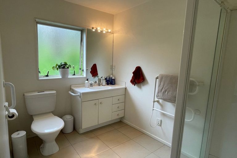 Photo of property in 12 Mandeville Place, Unsworth Heights, Auckland, 0632