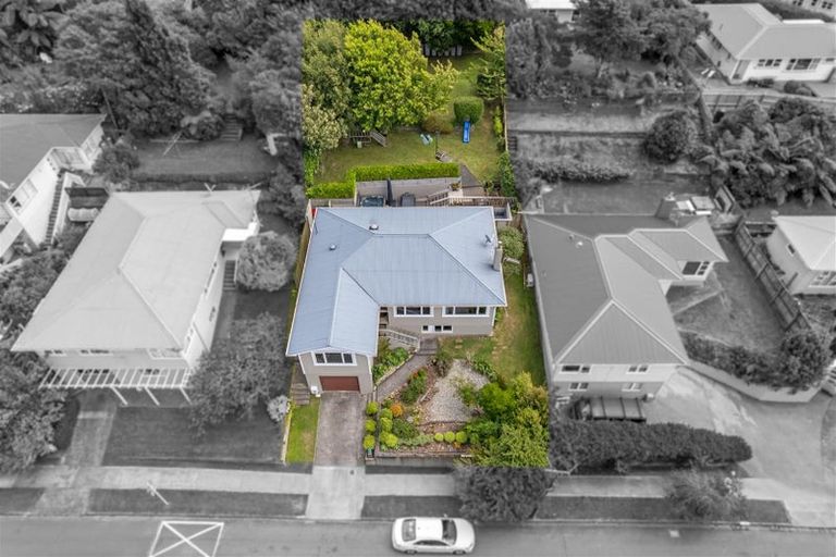 Photo of property in 76 Redwood Avenue, Tawa, Wellington, 5028
