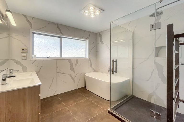 Photo of property in 18 Makepiece Place, Chatswood, Auckland, 0626