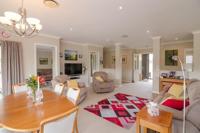 Photo of property in 6 Eagle Place, Martinborough, 5711