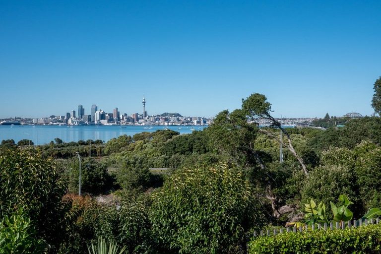 Photo of property in 39 Sylvan Avenue, Northcote, Auckland, 0627