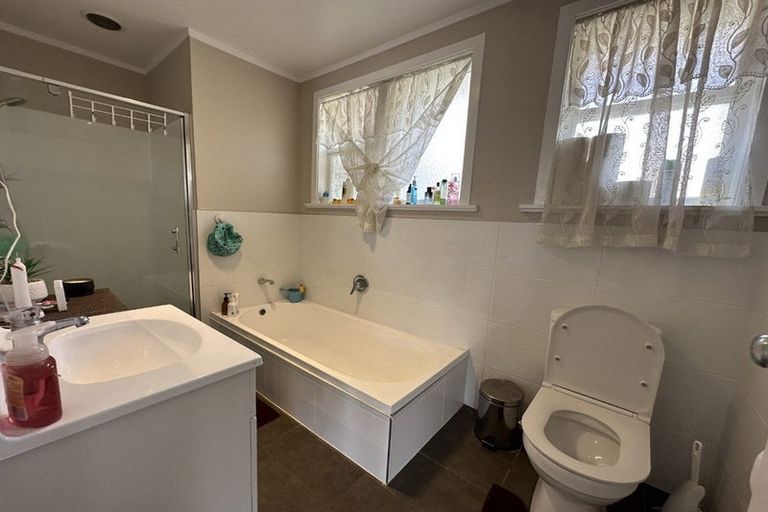 Photo of property in 68b Kelman Road, Kelston, Auckland, 0602