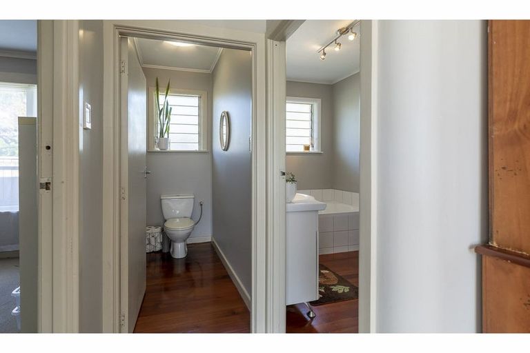 Photo of property in 52 Sylvan Crescent, Te Atatu South, Auckland, 0610