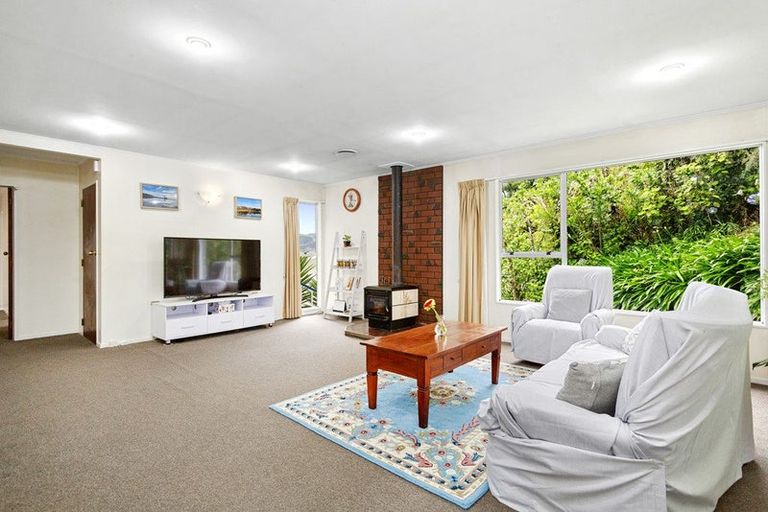Photo of property in 18 Westhaven Drive, Tawa, Wellington, 5028