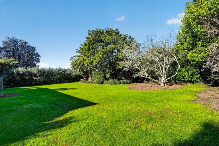 Photo of property in 873 Waitakere Road, Kumeu, 0891