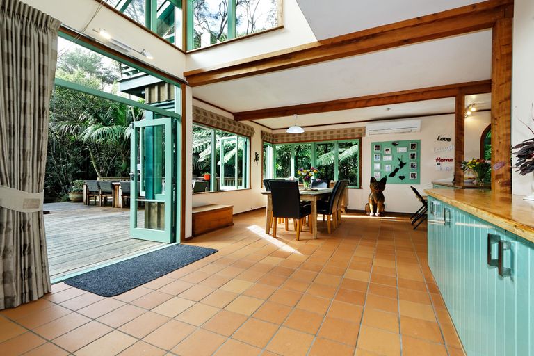 Photo of property in 6 Cochran Road, Oratia, Auckland, 0604