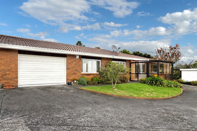 Photo of property in 2/28a Godley Road, Green Bay, Auckland, 0604