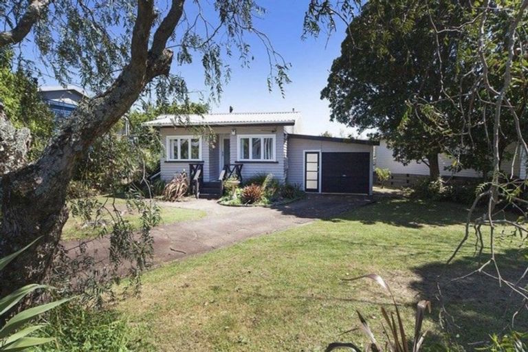 Photo of property in 50 Hobsonville Road, West Harbour, Auckland, 0618
