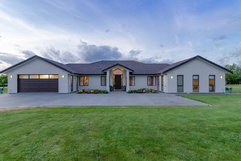 Photo of property in 6 Eagle Place, Martinborough, 5711