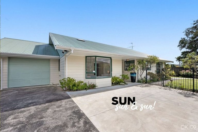 Photo of property in 2/118 Whites Line East, Waiwhetu, Lower Hutt, 5010