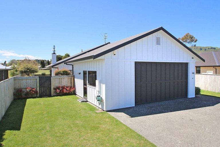 Photo of property in 27 Lakemere Way, Kinloch, Taupo, 3377