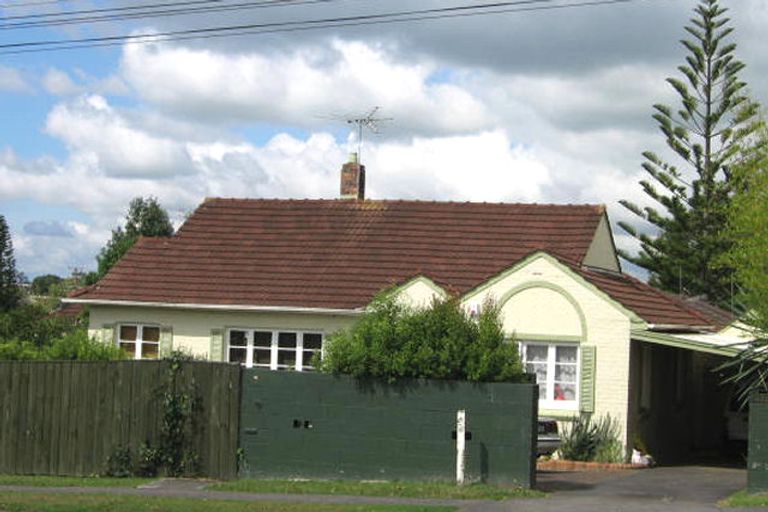 Photo of property in 2/90 Titirangi Road, New Lynn, Auckland, 0600