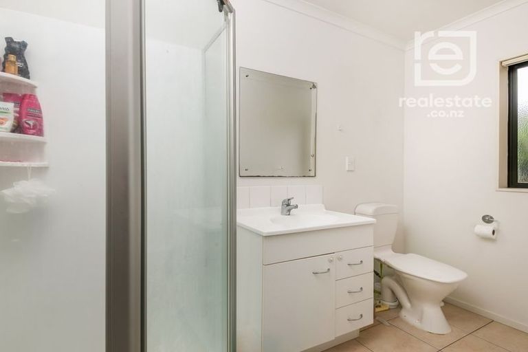 Photo of property in 2 Saralee Drive, Manurewa, Auckland, 2105