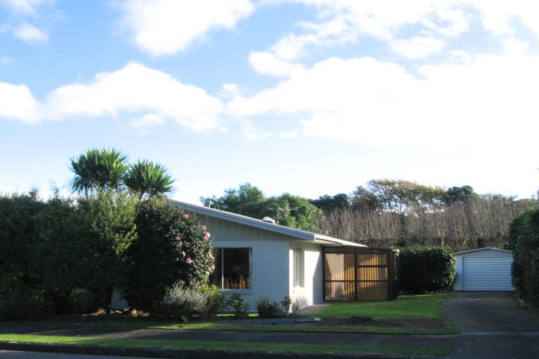 Photo of property in 8 Leybourne Avenue, Waikanae, 5036