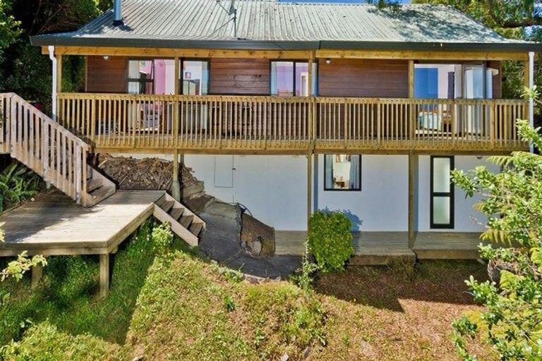 Photo of property in 2/13 Limmer Place, Browns Bay, Auckland, 0632