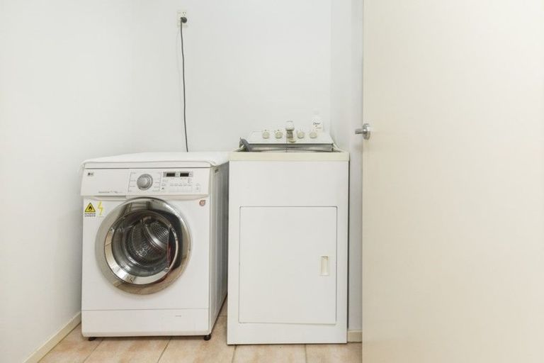 Photo of property in Maddison Apartments, 2/6c Queen Street, Palmerston North, 4410