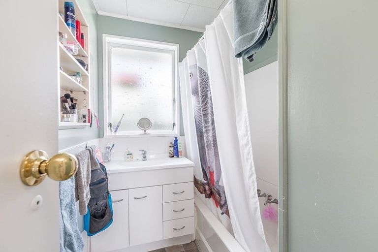 Photo of property in 5 Rapaki Place, Te Atatu Peninsula, Auckland, 0610