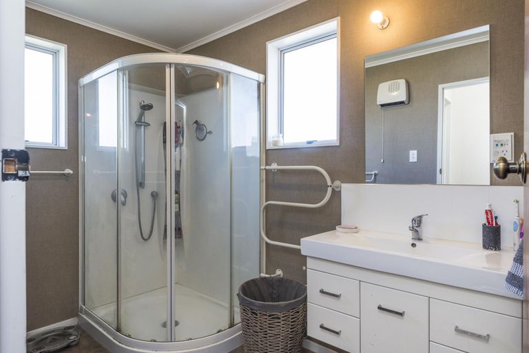 Photo of property in 5 Wairau Place, Kelvin Grove, Palmerston North, 4414