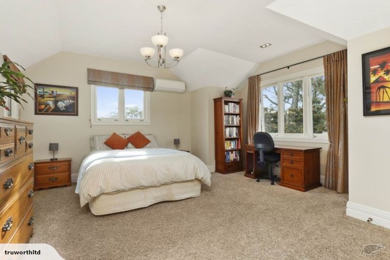 Photo of property in 186 Boord Crescent, Kumeu, 0891