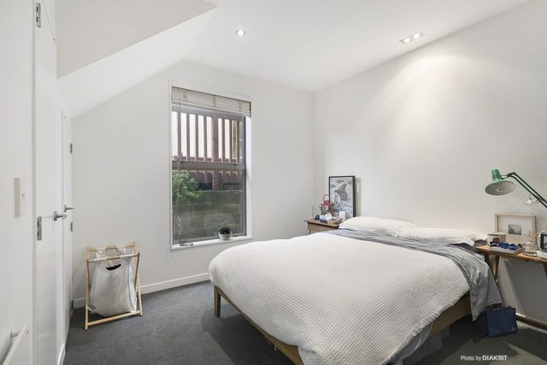 Photo of property in 71 Tiketike Way, Brooklyn, Wellington, 6021