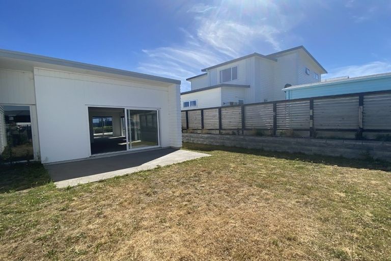 Photo of property in 12 Promontory Crescent, Newlands, Wellington, 6037
