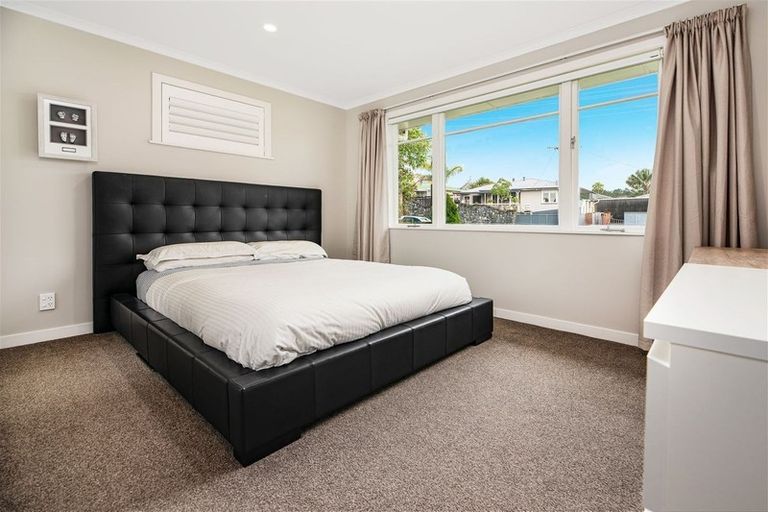 Photo of property in 7 Beazley Place, Glendene, Auckland, 0602