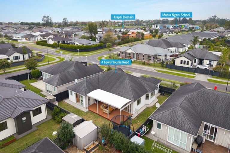 Photo of property in 4 Lewis Younie Road, Kumeu, 0810