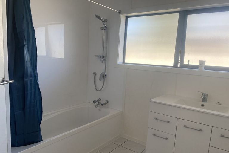 Photo of property in 114 Te Atatu Road, Te Atatu South, Auckland, 0610