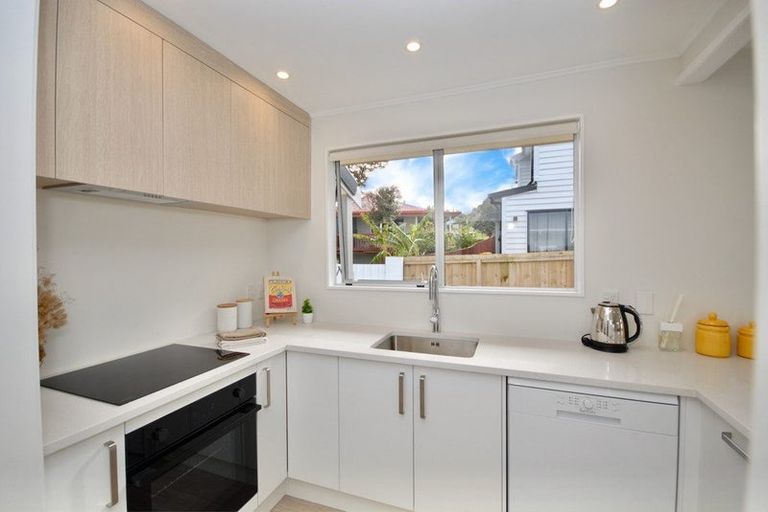 Photo of property in 1/17 Athena Drive, Totara Vale, Auckland, 0629