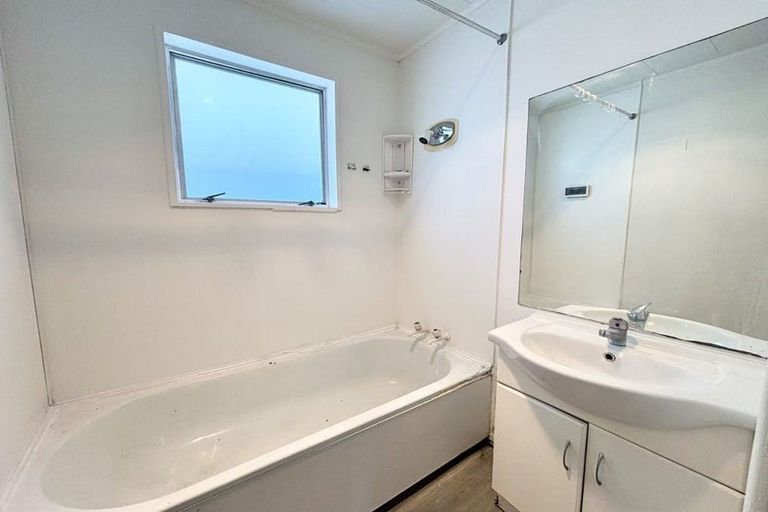 Photo of property in 10 Glenfinn Place, Massey, Auckland, 0614