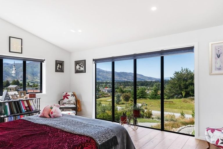 Photo of property in 7 Moraine Place, Lake Hawea, Wanaka, 9382