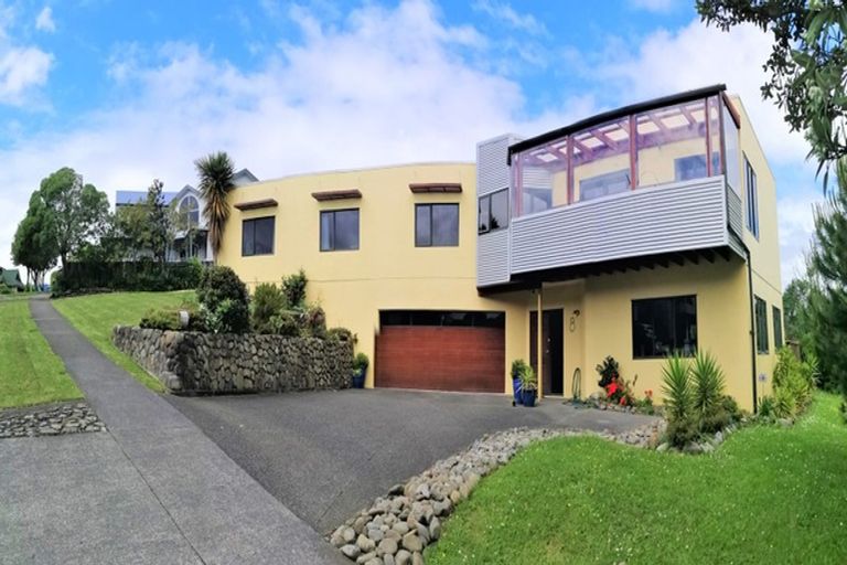Photo of property in 8 Ruapehu Drive, Fitzherbert, Palmerston North, 4410