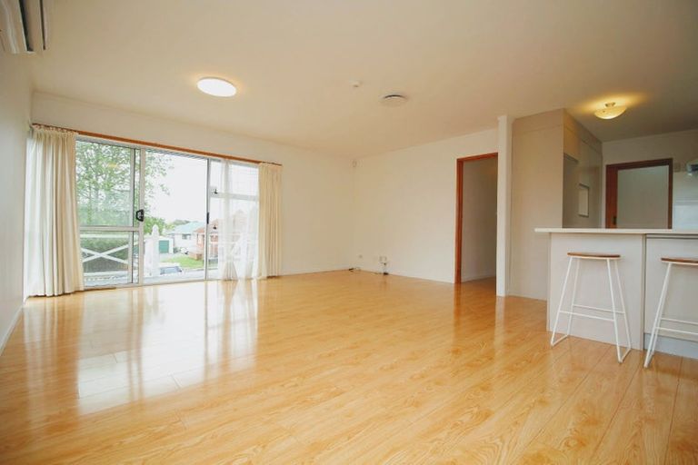 Photo of property in 2/12 Sherwood Avenue, Te Atatu South, Auckland, 0610