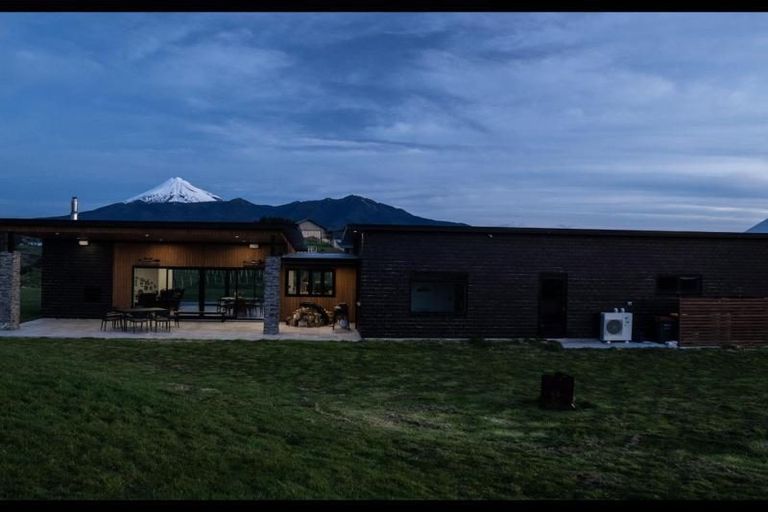 Photo of property in 5 Te Ara Karoiroa Road, Hurford, New Plymouth, 4374