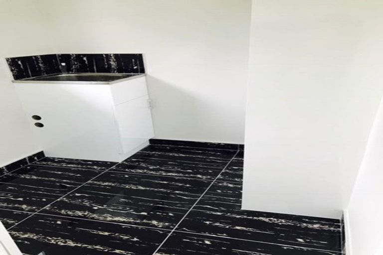 Photo of property in 43 Cedar Heights Avenue, Massey, Auckland, 0614