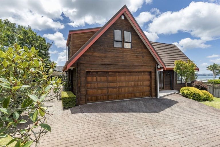 Photo of property in 20 Bernleigh Terrace, West Harbour, Auckland, 0618