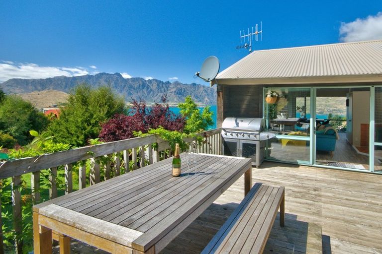 Photo of property in 10a Caples Place, Fernhill, Queenstown, 9300