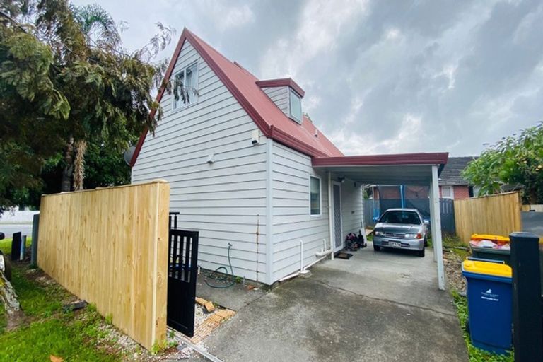 Photo of property in 2 Caspian Close, New Lynn, Auckland, 0600