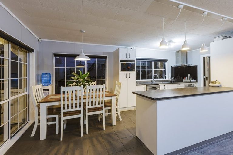 Photo of property in 21 Randwick Place, Randwick Park, Auckland, 2105