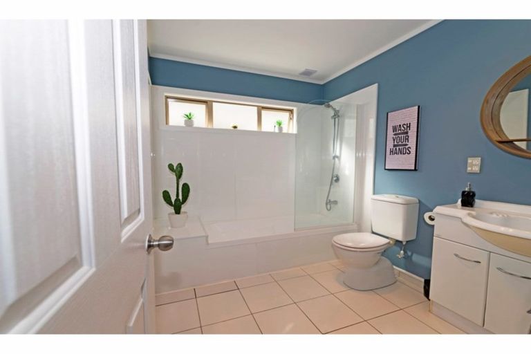 Photo of property in 3 Neta Grove, Henderson, Auckland, 0612