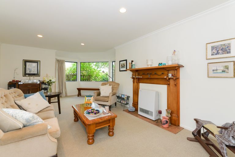 Photo of property in 24 Greenwood Place, Fitzherbert, Palmerston North, 4410