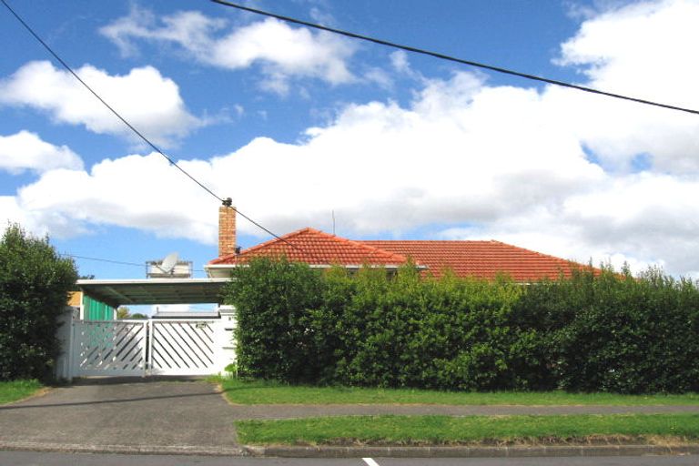 Photo of property in 1 Keru Place, Te Atatu South, Auckland, 0610