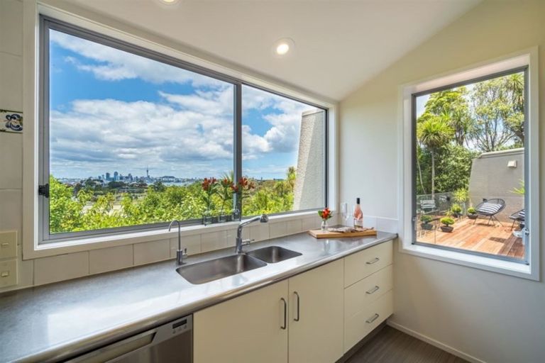 Photo of property in 65a Exmouth Road, Northcote, Auckland, 0627